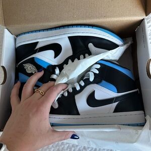 Women’s Air Jordan MIDS Size 9